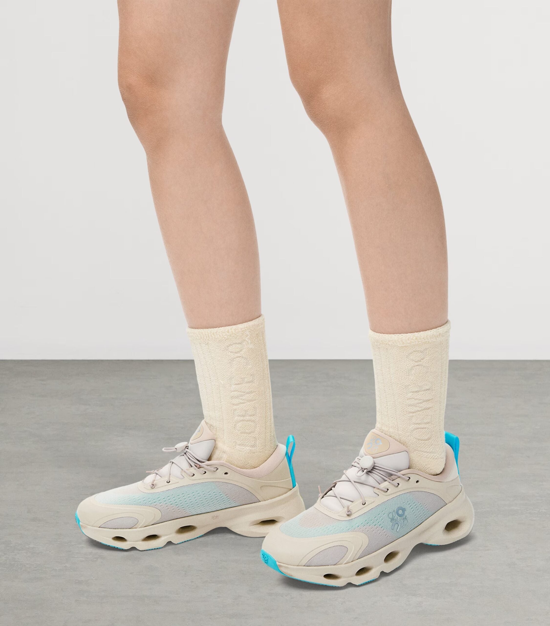 ON Running Cloudsolo LOEWE Sand | Turquoise 閳ワ拷Sand | Turquoise